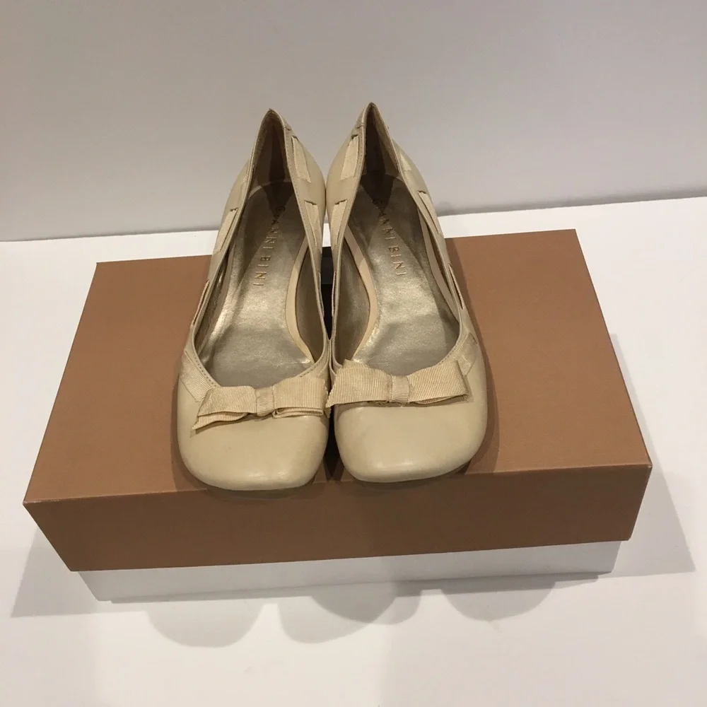 Slightly worn Gianni Bini kitten heel with bow.